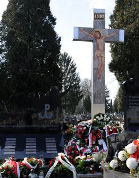 Krzy� na Mogile pomordowanych na Zamku Lubelskim realizacja