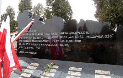 Tabliczki z nazwiskami na Mogile pomordowanych na Zamku Lubelskim